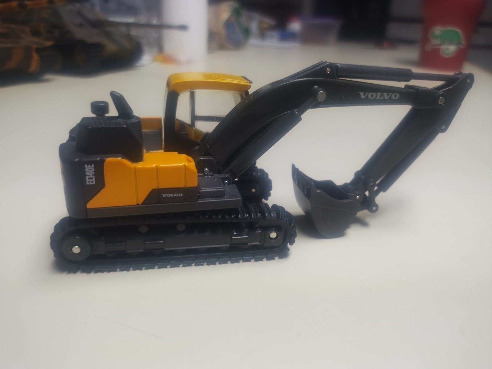 New Ray 1/64⁸ Volvo EC140E Excavator