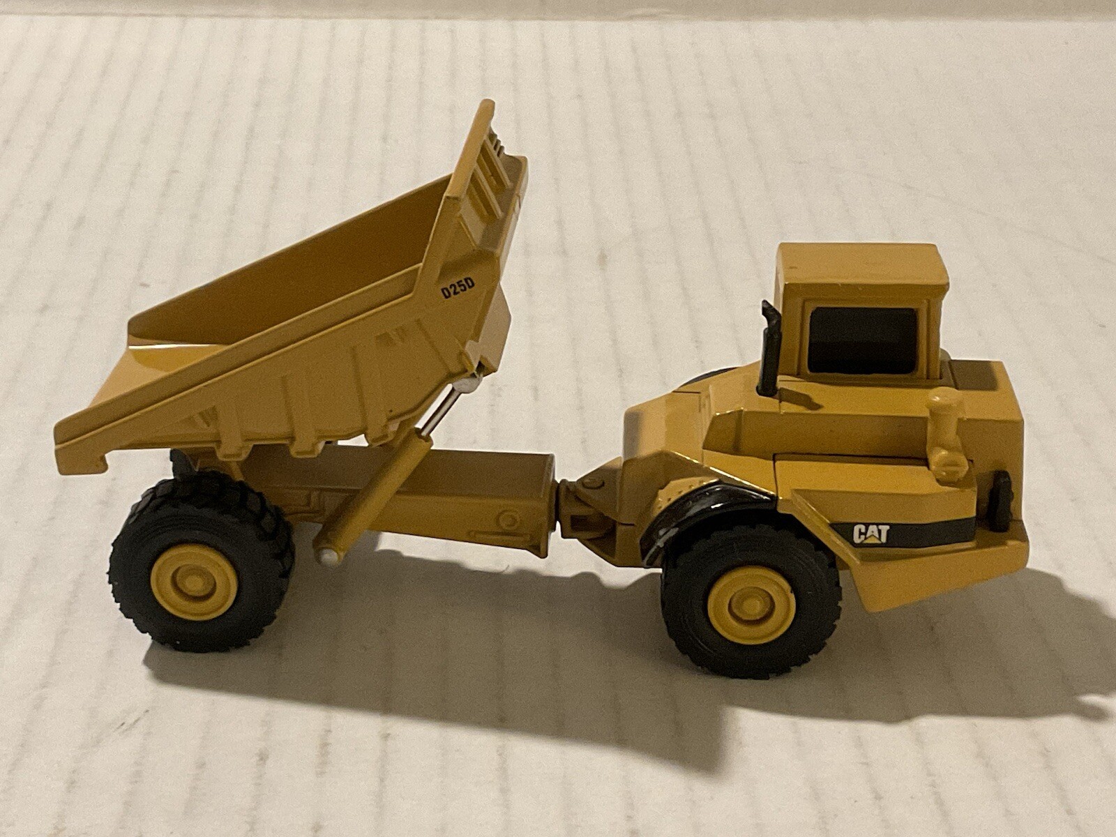 ERTL Caterpillar CAT D25D Dump Truck Road Construction die cast 1:64