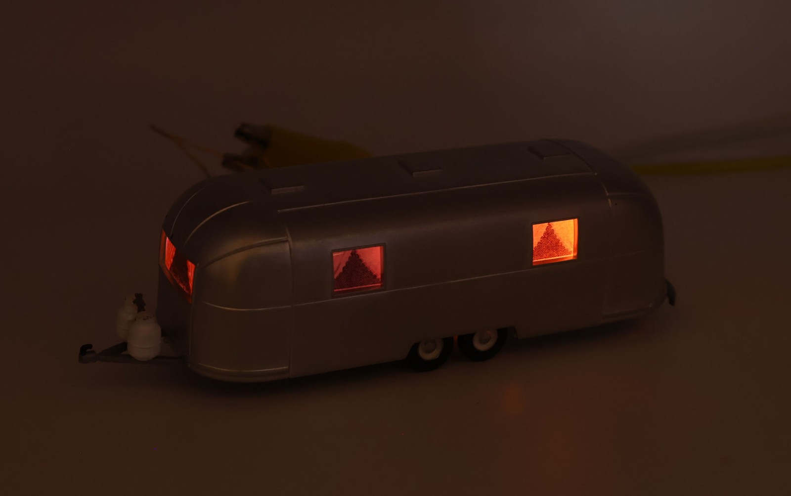 HO Scale Airstream 2-Axle Lighted Camper Accessory Bundle