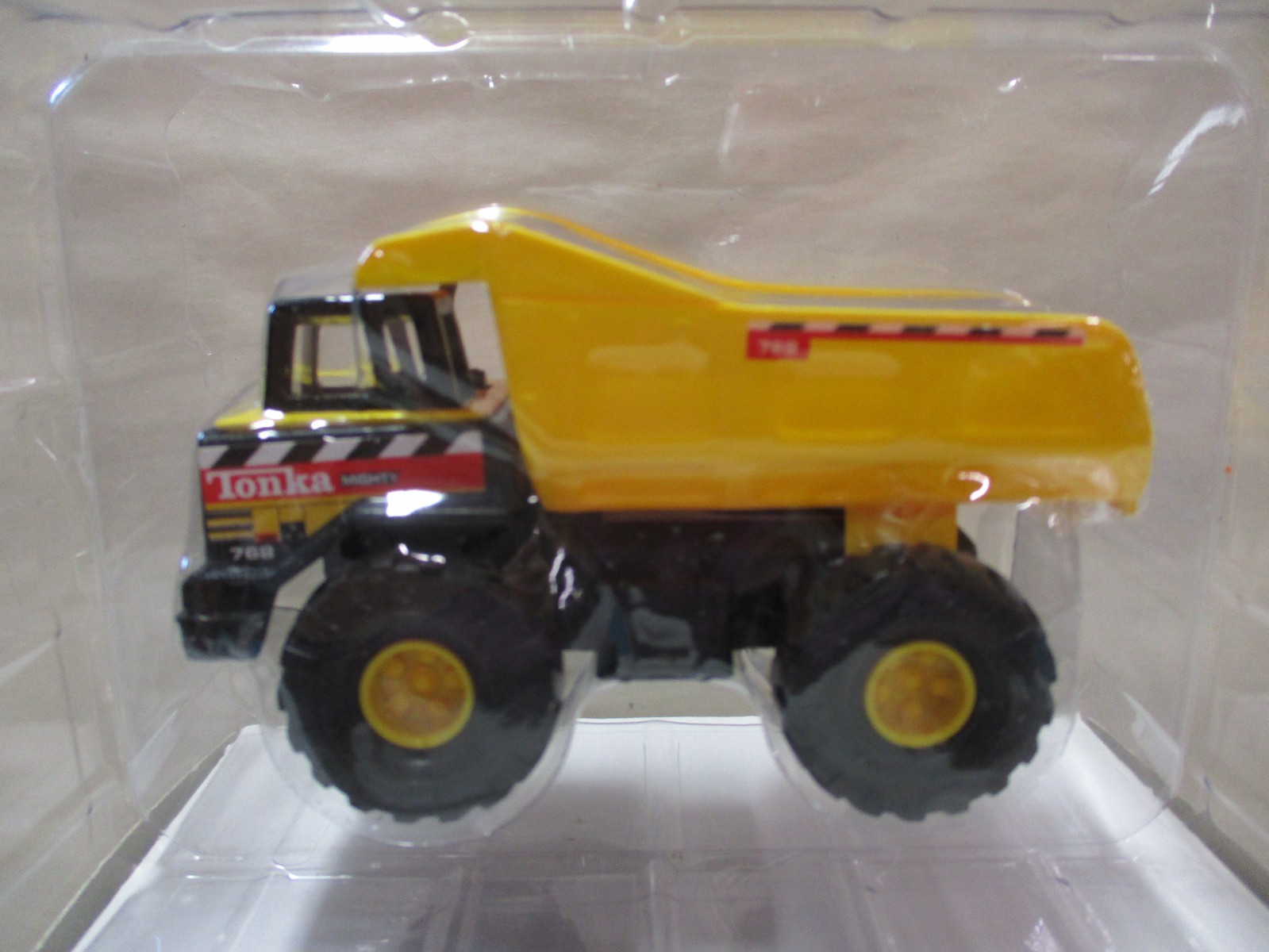 2001 Maisto Tonka Dump Truck A