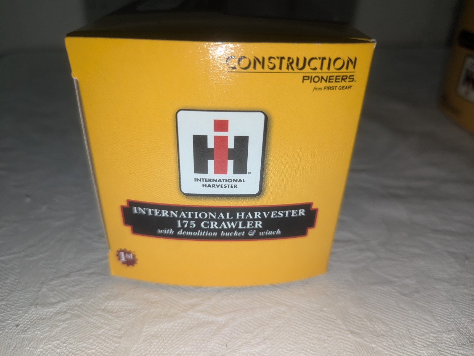 1:50 International Harvester 175 Demilition Bucket Loader With Winch 50-3072