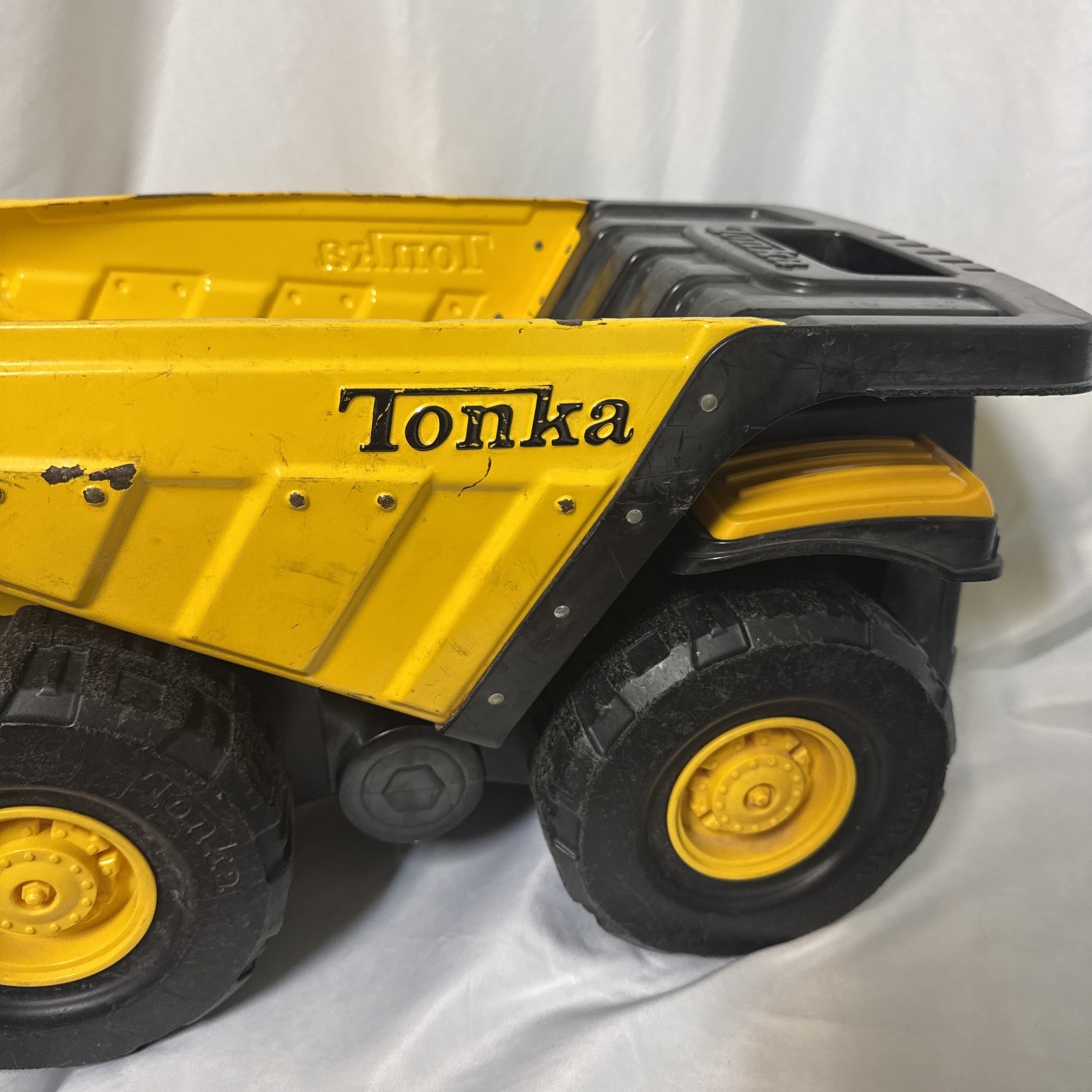 Tonka 90667 Toughest Mighty Dump Truck – Yellow