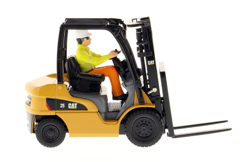 DIECAST MASTERS – CATERPILLAR 25 Elevator with Figure – 1/25 -…