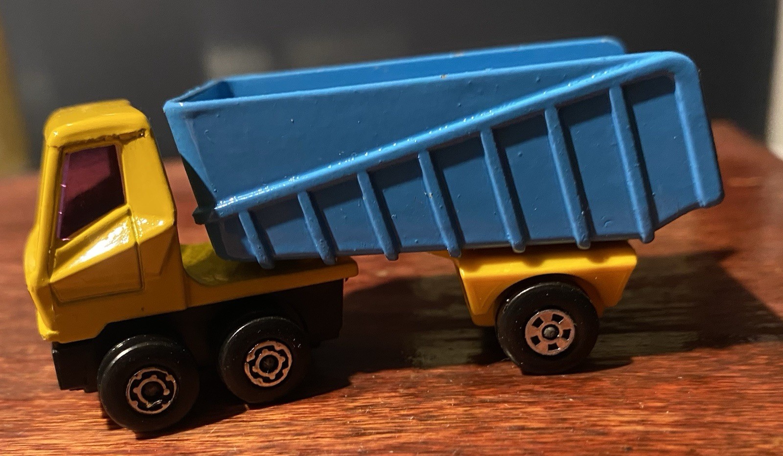 Matchbox Articulated Dump Truck Diecast 1:75 Scale Yellow Blue Black Toy
