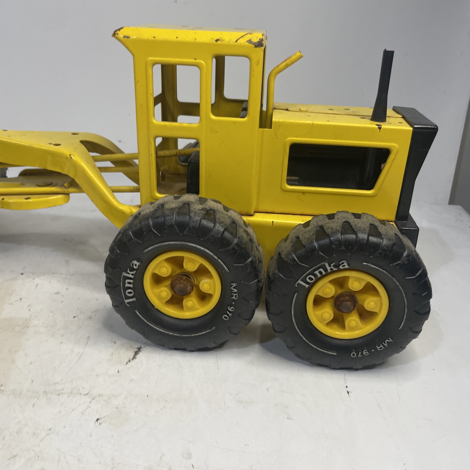 Vintage Pressed Metal Yellow Tonka Road Grader MR-970 18″ 70’s DETACHED BLADE
