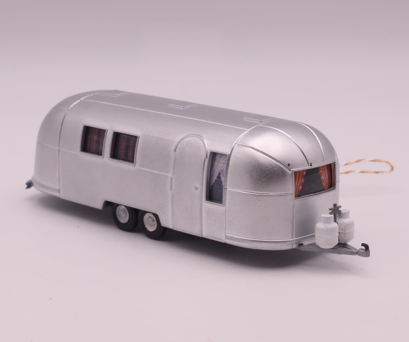 HO Scale Airstream 2-Axle Lighted Camper Accessory Bundle