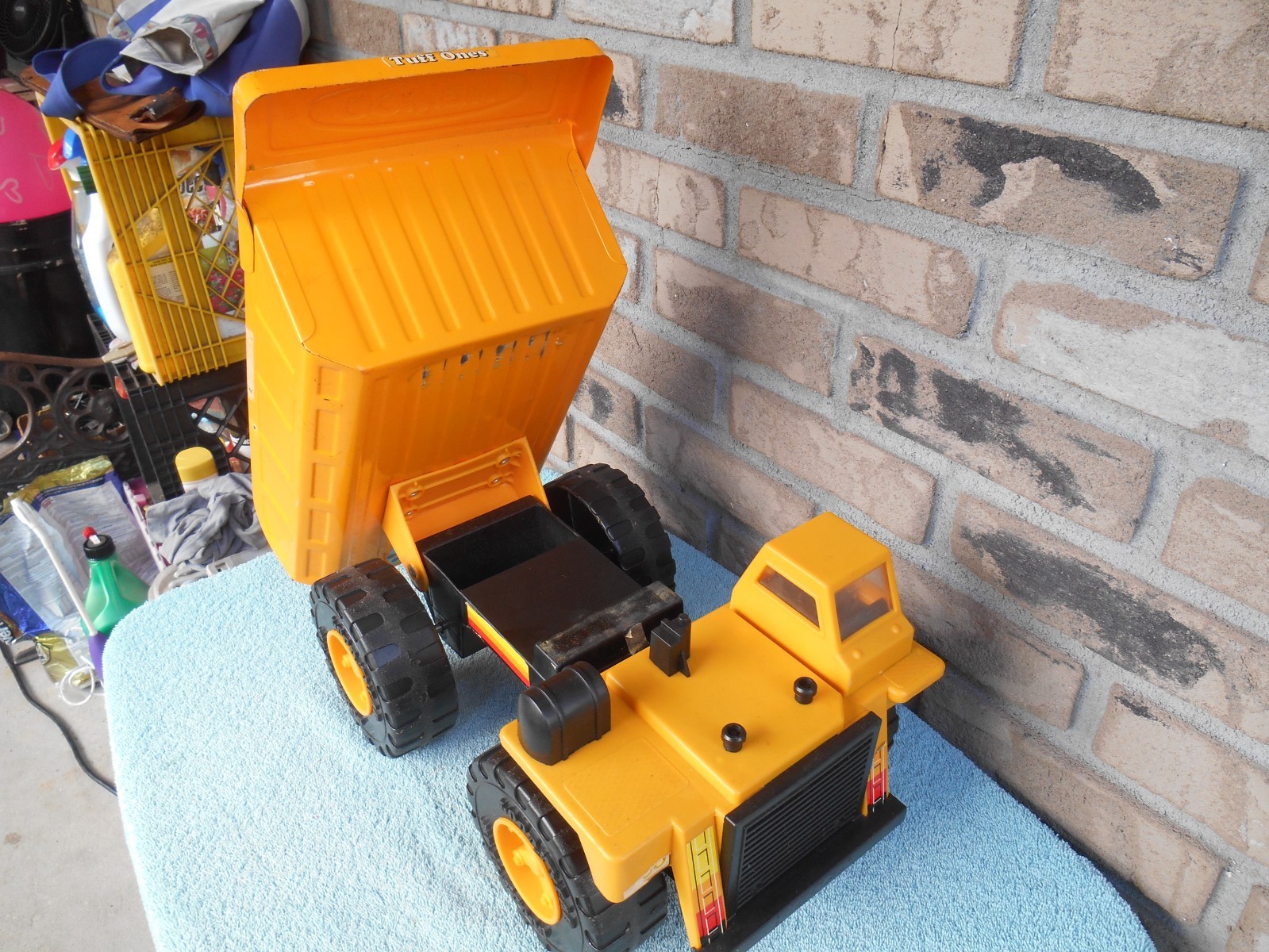 VINTAGE 1998 ROAD CHAMPS REMCO TUFF ONES LARGE METAL DUMP TRUCK. 9″ TALL.