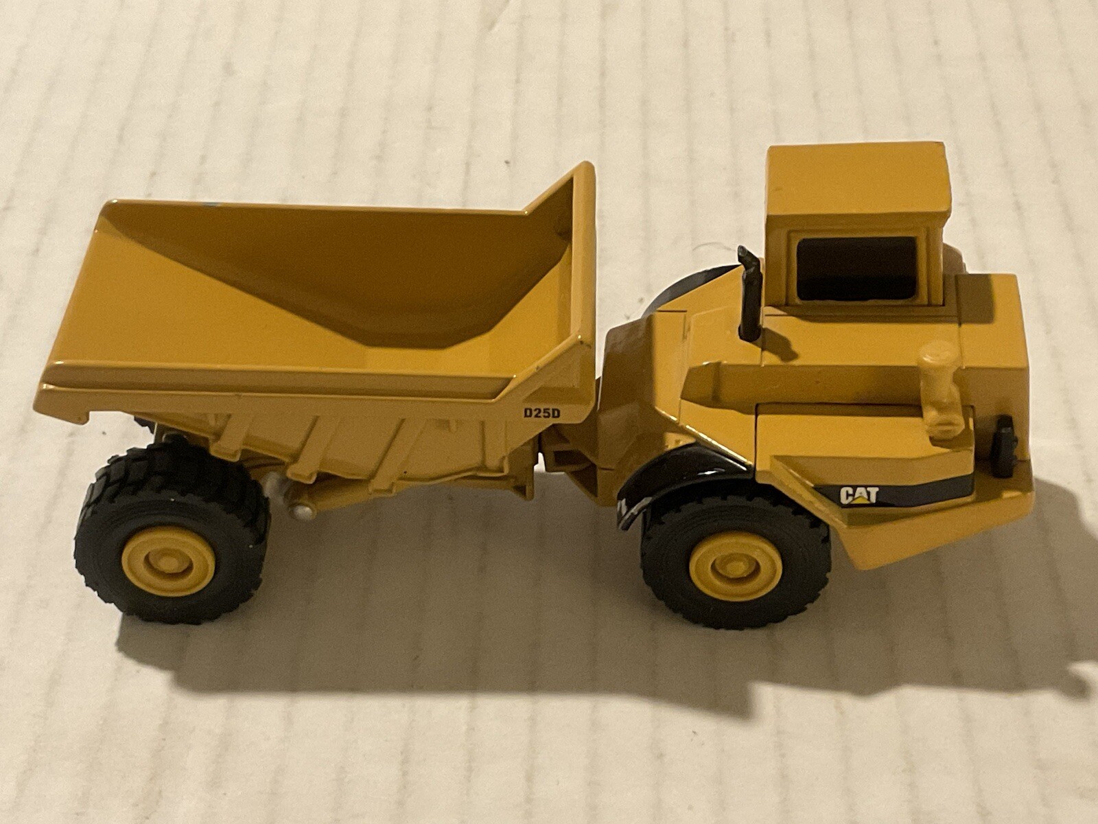 ERTL Caterpillar CAT D25D Dump Truck Road Construction die cast 1:64