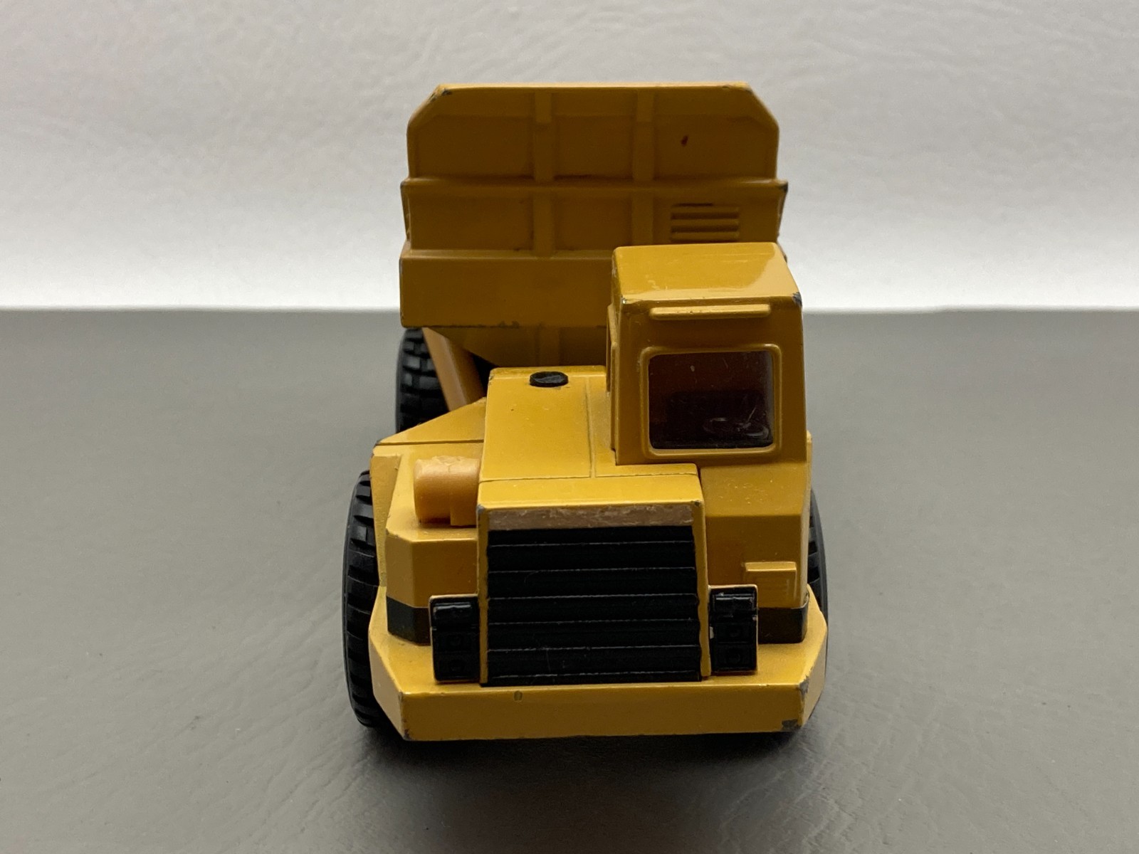 ERTL Caterpillar D350D Articulated Dump Truck Model 2431 1:50 Scale Collectible