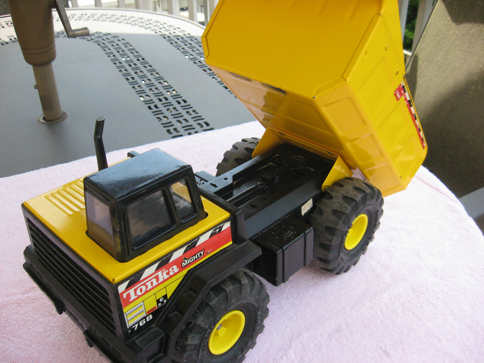 1993 TONKA NO. 768 MIGHTY DUMP TRUCK 16″ LENGTH~ PRESSED-STEEL
