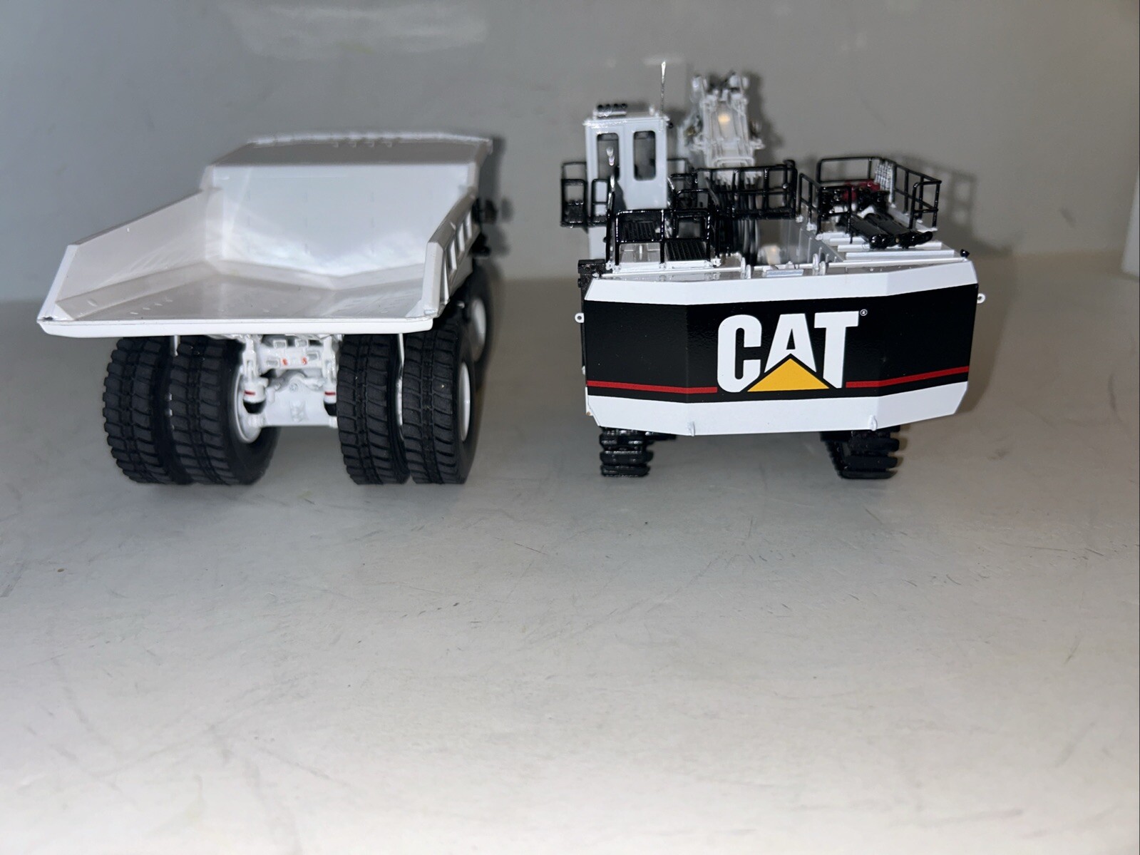 CCM Caterpillar 5230 Excavator with Caterpillar 789D 1/87 White
