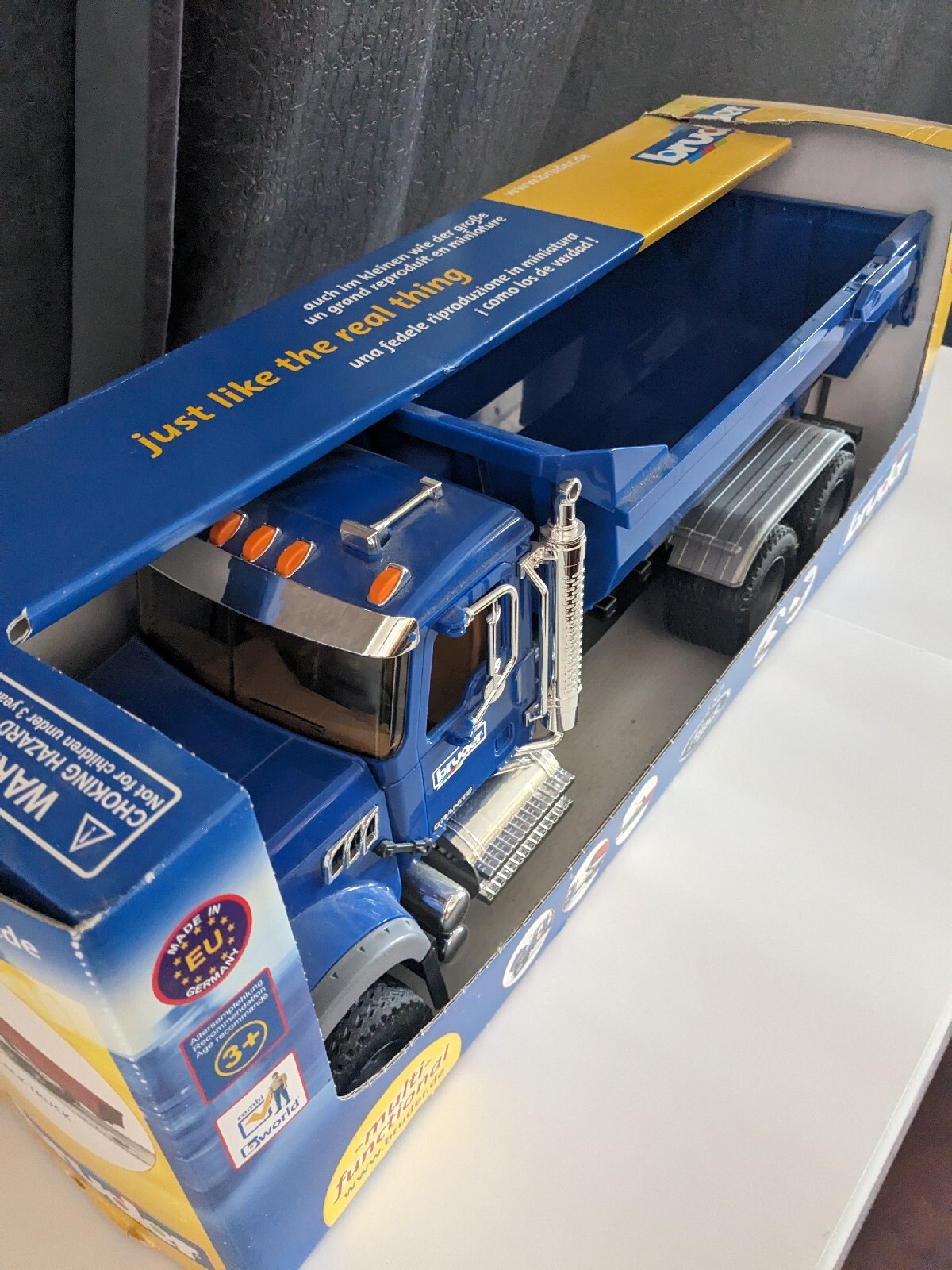 BRUDER MACK GRANITE HALF-PIPE DUMP TRUCK 02823