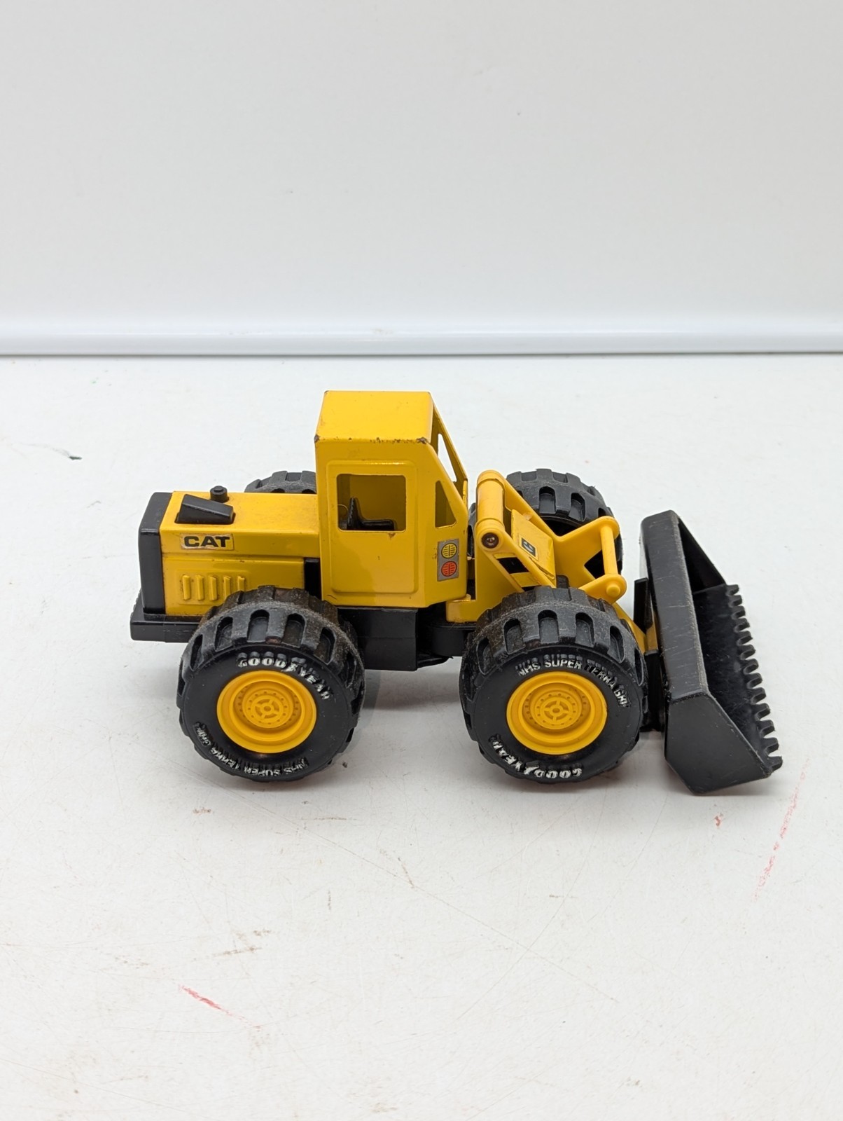 VTG 1986 Remco Caterpillar Front Loader Bucket Yellow and Black Tractor Truck