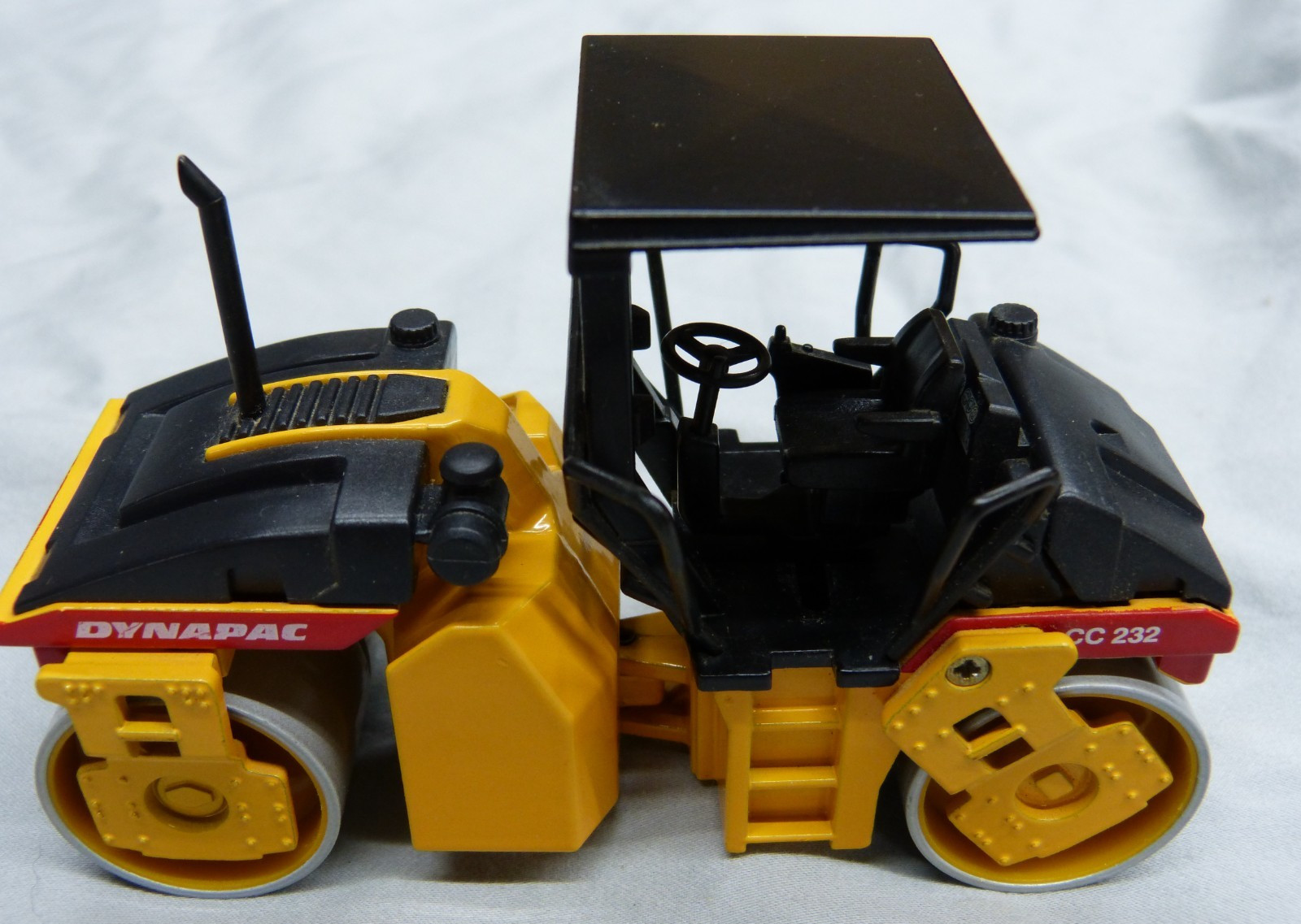 JOAL Dynapac CC232 Vibratory Roller 1/35 Die-Cast Compact Series No Box