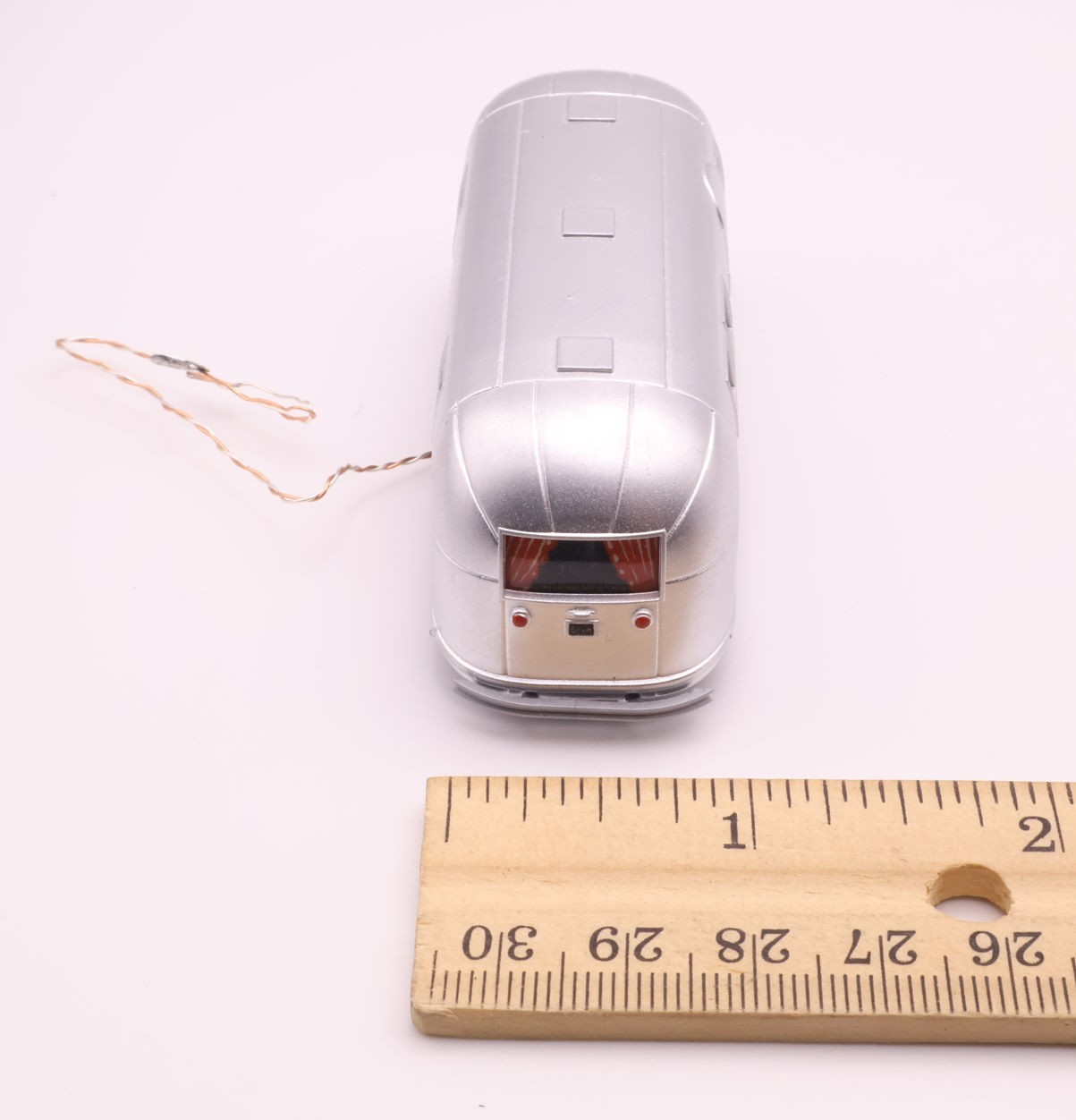 HO Scale Airstream 2-Axle Lighted Camper Accessory Bundle