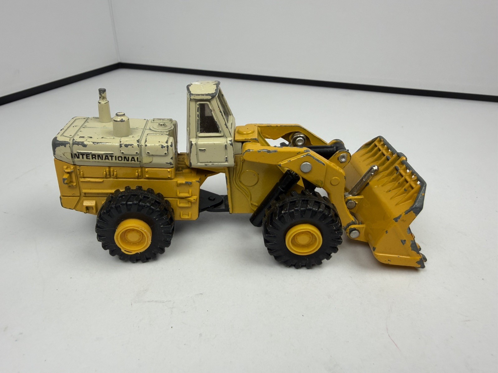 ERTL Mighty Movers – International 560 Wheel Loader 1:64 Diecast Parts Only