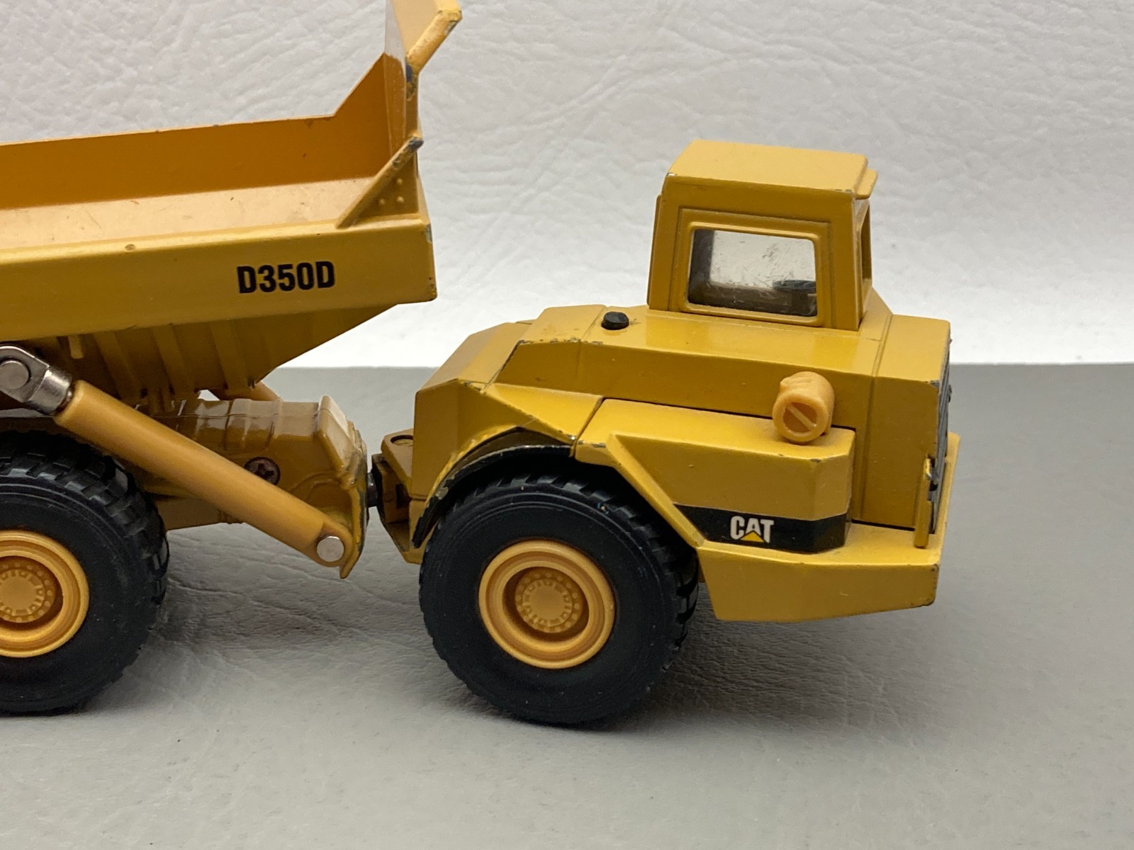 ERTL Caterpillar D350D Articulated Dump Truck Model 2431 1:50 Scale Collectible