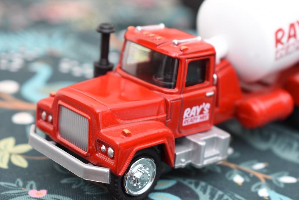 1:48 MENARDS 279-4326 Ray’s Ready Mix Cement Mixer Truck Diecast