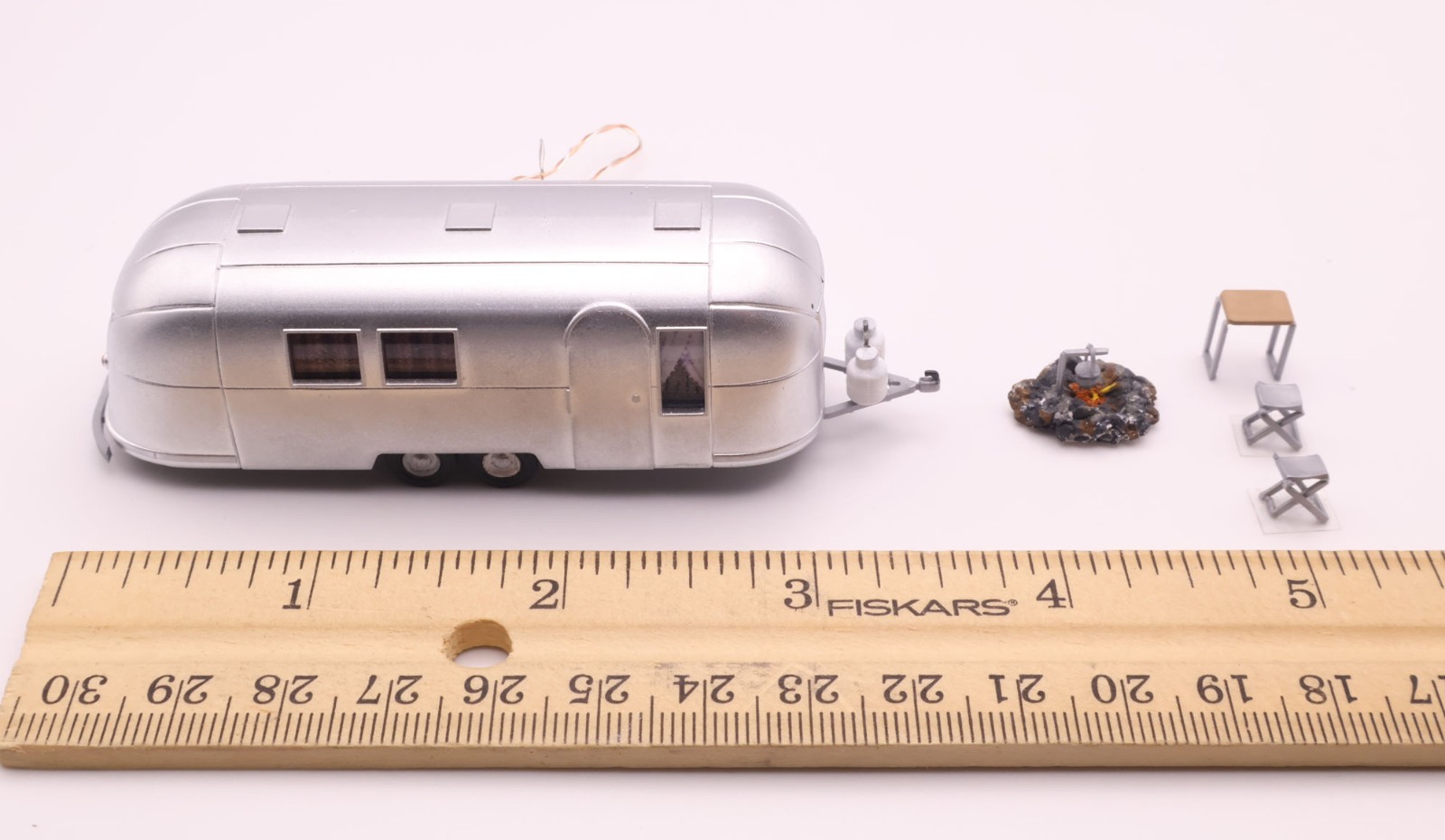 HO Scale Airstream 2-Axle Lighted Camper Accessory Bundle