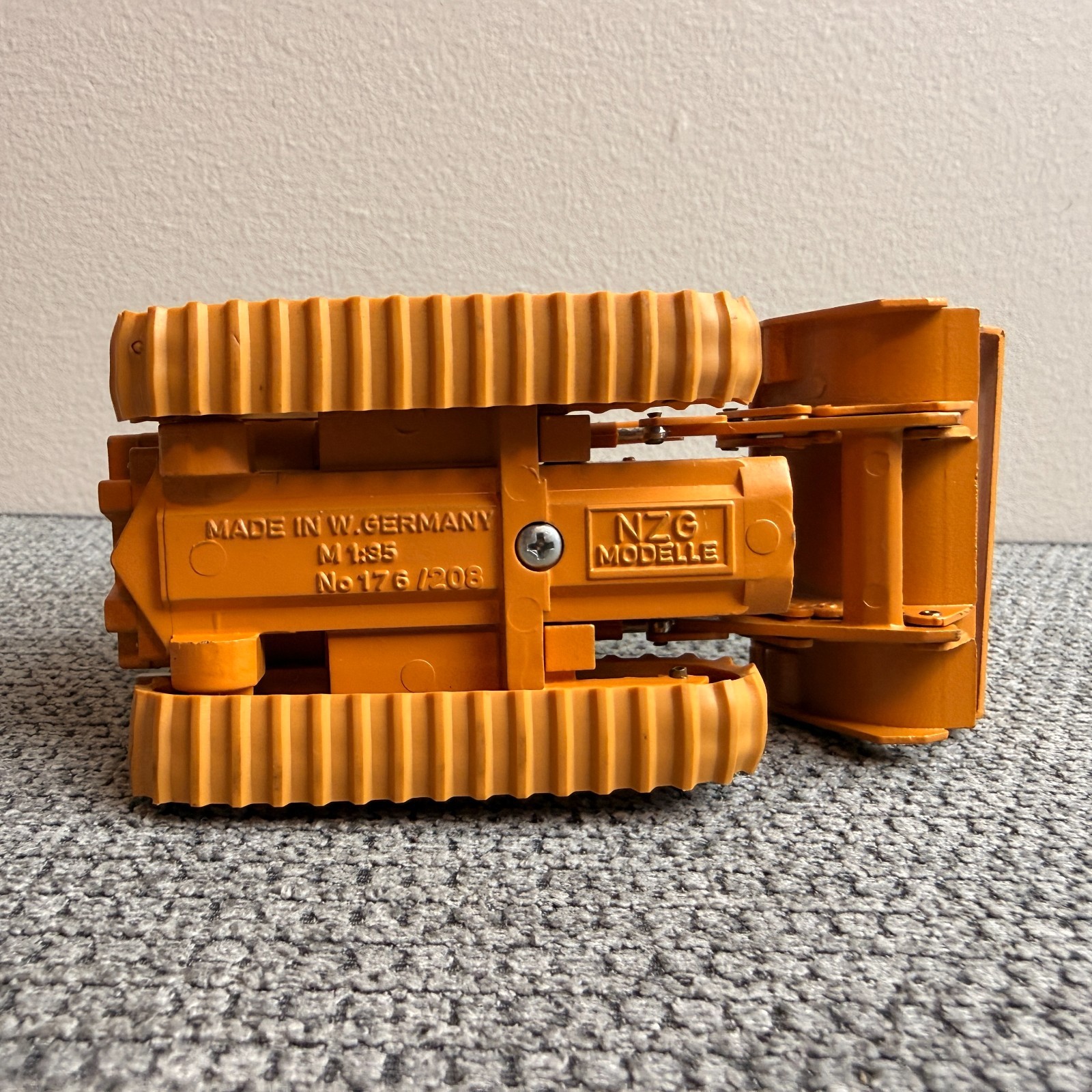 Case 855D Track Loader – CAB – 1/35 – NZG – Conrad NZG West Germany