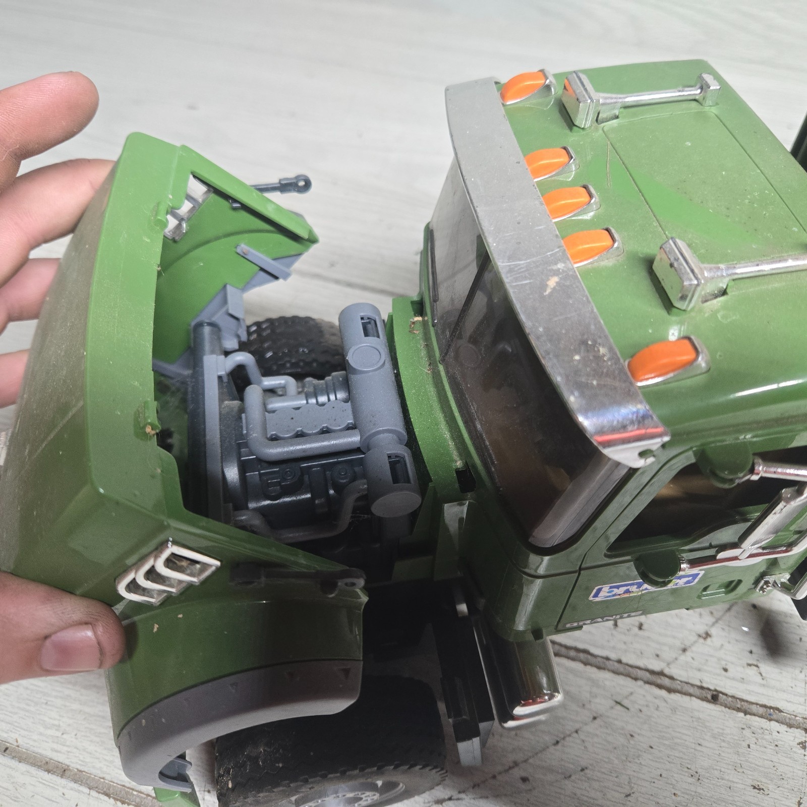 Bruder 1:16 Mack Green Log Truck Flat Bed With Crane