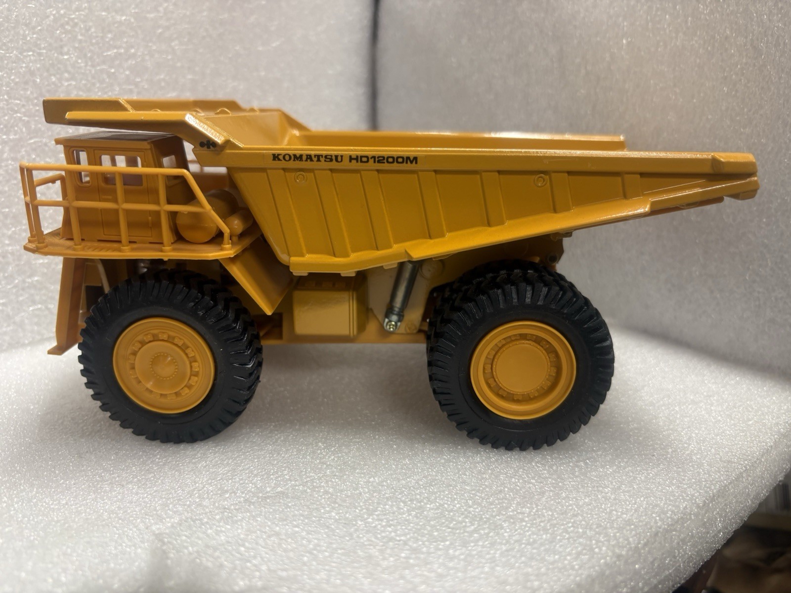 Komatsu Dump Truck Hd1200M Diecast Metal Model by Yonezawa Toys 1/50 Scale