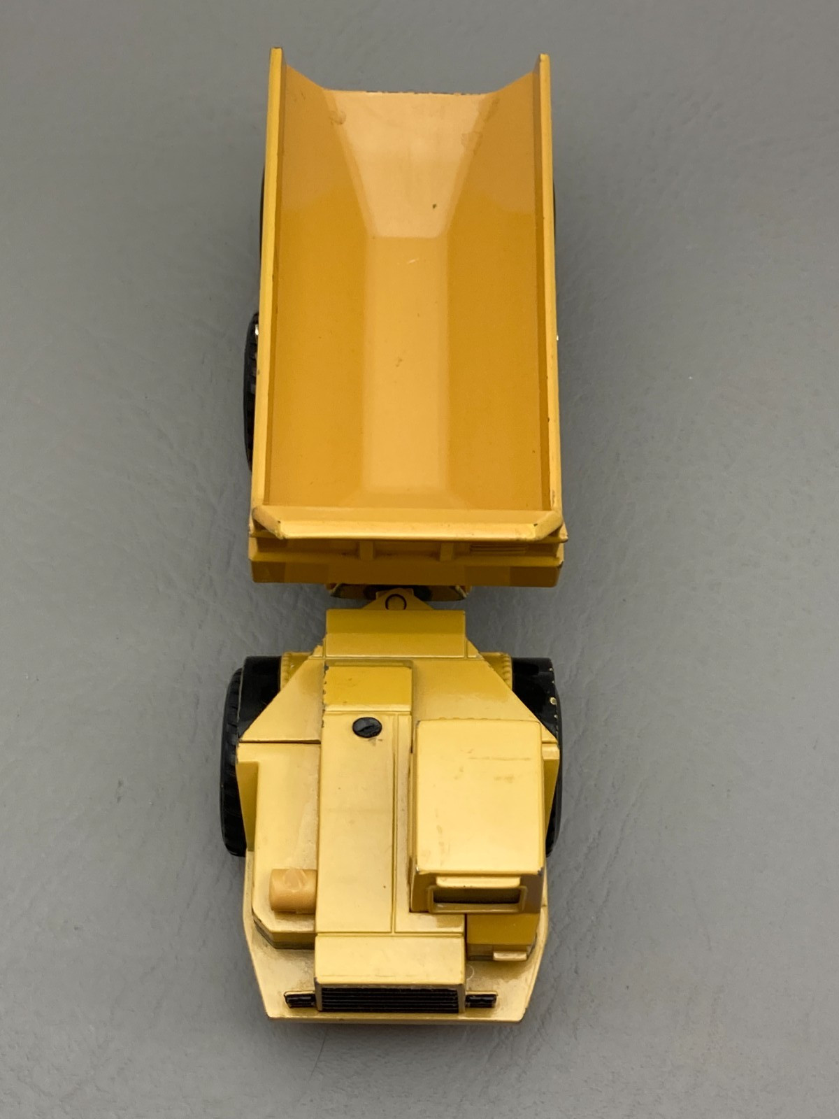 ERTL Caterpillar D350D Articulated Dump Truck Model 2431 1:50 Scale Collectible