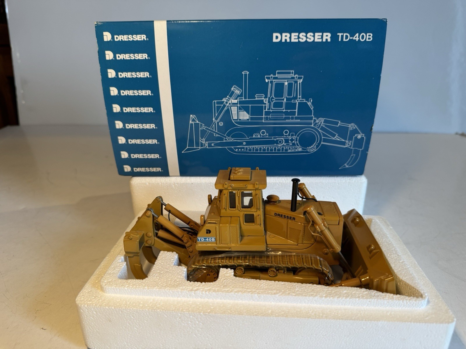 Vintage CCM LE Dresser TD-40B Crawler Tractor 1:48 Diecast Model