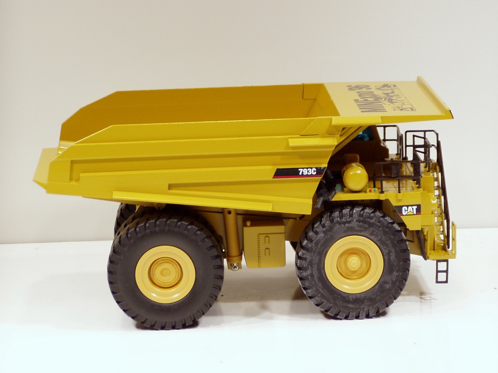Caterpillar 793C Dump Truck – “MINEXPO 96” – 1/50 – NZG #403 – N.MIB