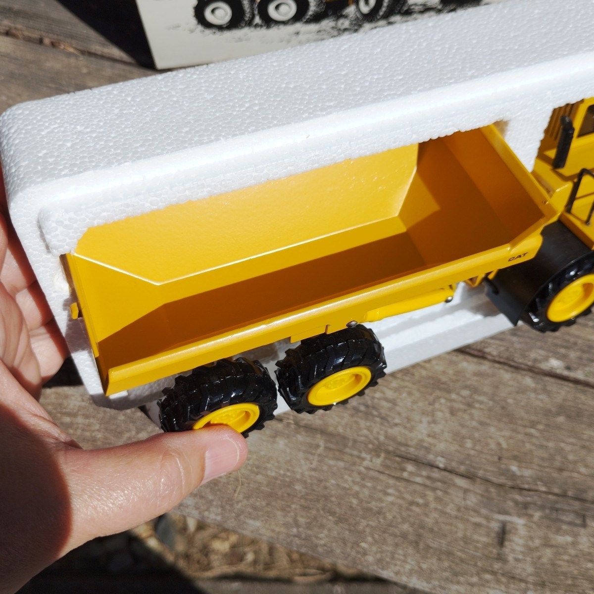 CAT Caterpillar D400 Articulated Dump Truck Yellow 2862 1:50 Scale Conrad Sleeve