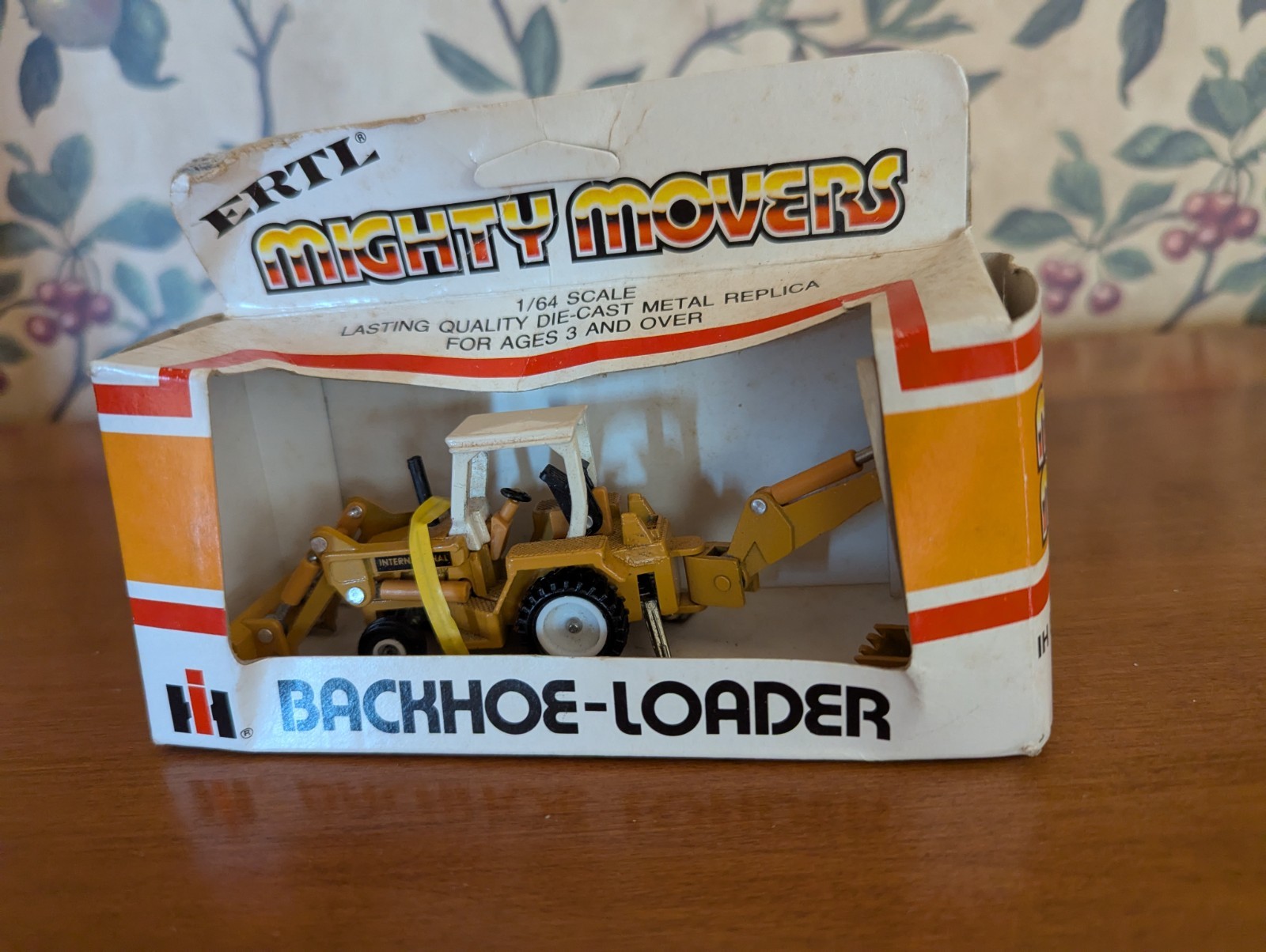 ERTL Mighty Movers Die-Cast Scale 1:64 “IH Backhoe/Loader” PN. 1853