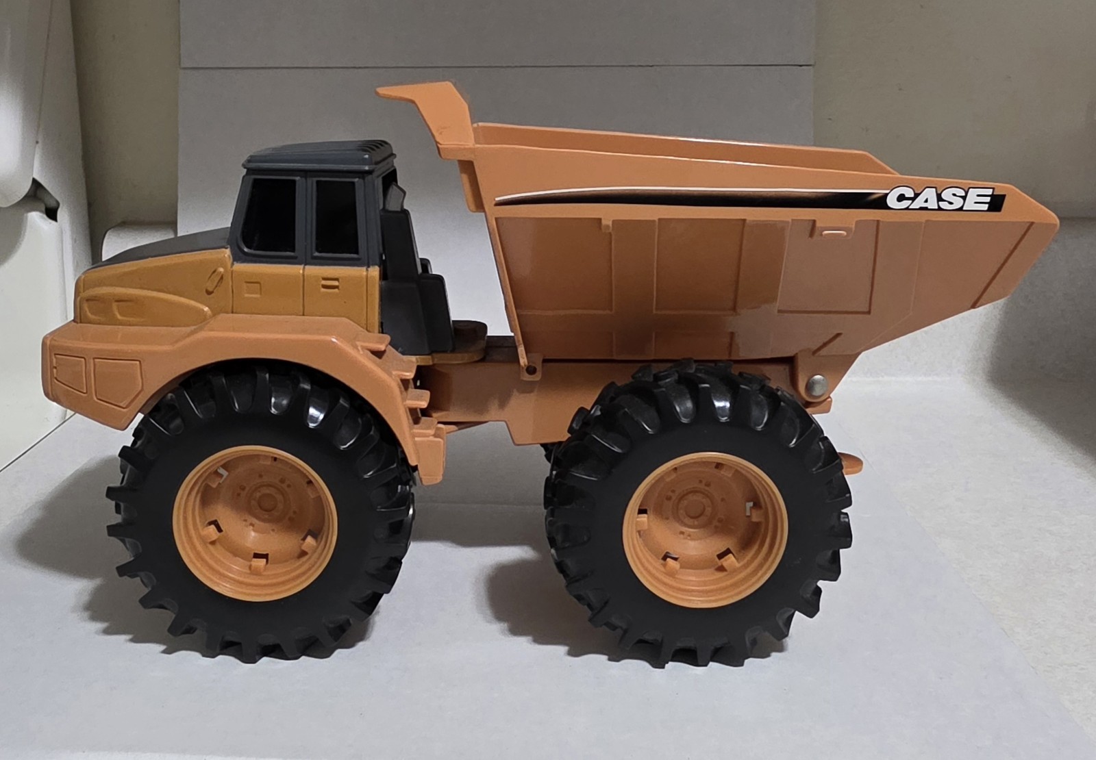 ERTL Case Articulated Dump Truck. No Box. 1196SR00