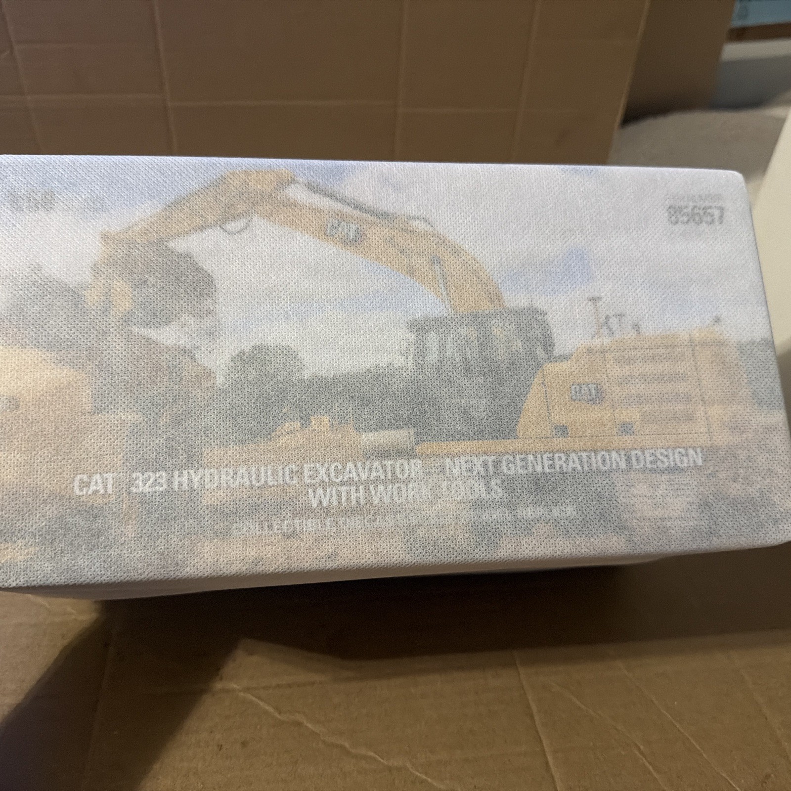 DM 1:50 CAT 323 NEXT GEN HYDRAULIC EXCAVATOR W/ WORK TOOLS DIECAST MASTERS 85657