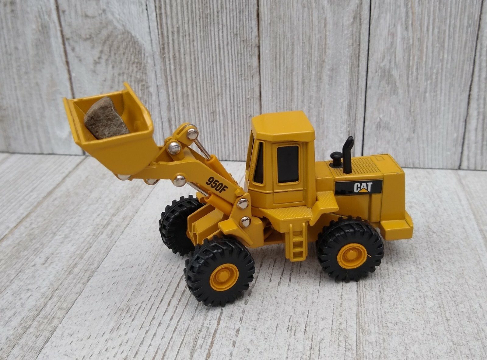  CATERPILLAR ERTL Model 950F WHEEL LOADER DIECAST -Used in GREAT condition.