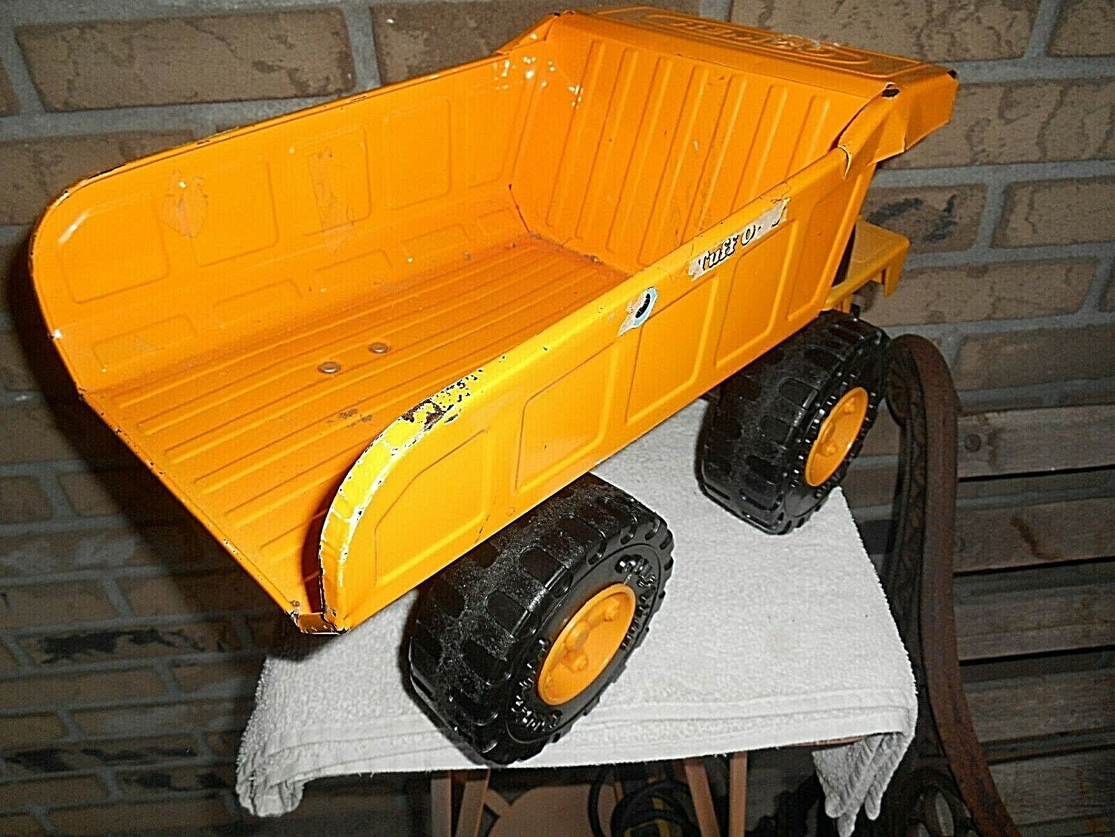 VINTAGE 1998 ROAD CHAMPS REMCO TUFF ONES LARGE METAL DUMP TRUCK. 9″ TALL.
