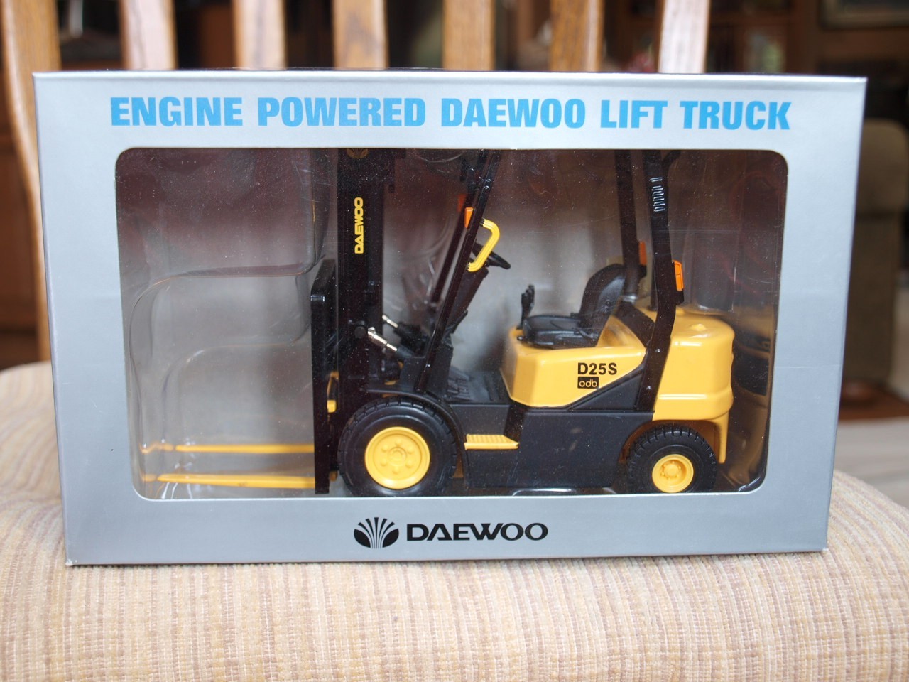 Daewoo D25S Lift Truck Forklift 1/20 Scale Diecast Clover Toys Construction NIB!