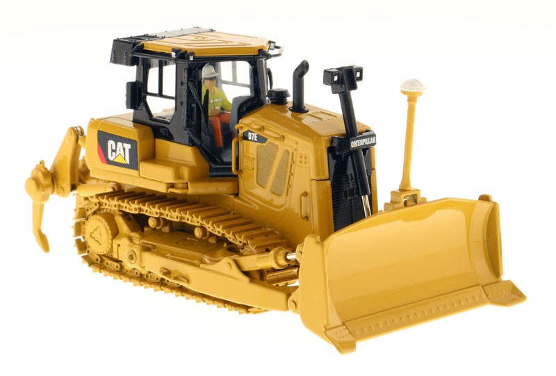 DIECAST MASTERS,Bull CATERPILLAR D7E with driver , 1/50, DCM85224