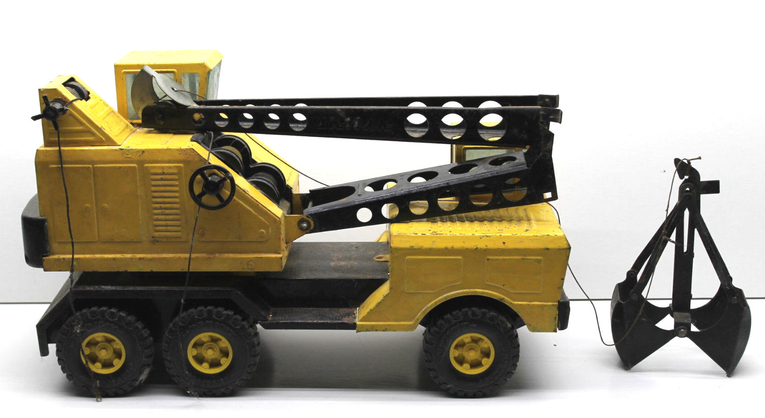 VINTAGE NYLINT JUMBO MICHIGAN SHOVEL CRANE TRUCK with CLAM SHELL 1966-1973
