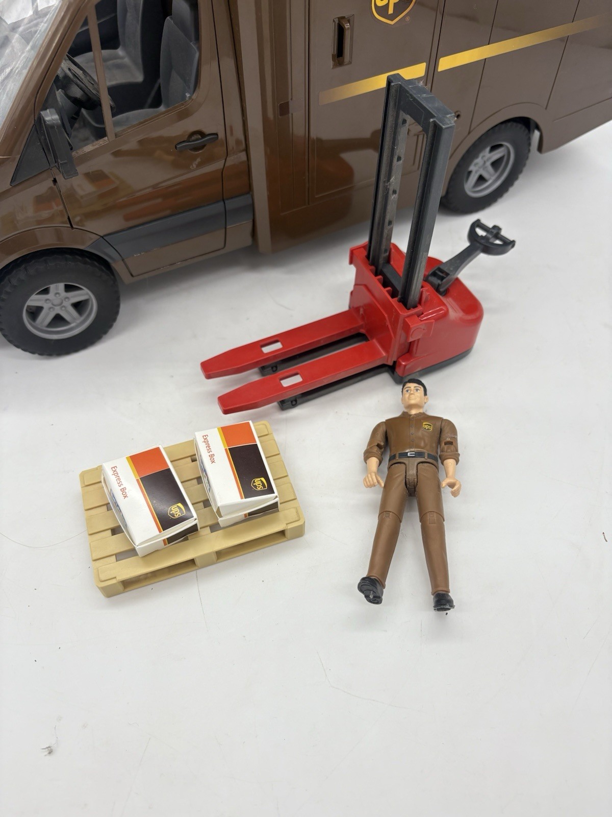 1/16 Mercedes-Benz Sprinter UPS Truck by Bruder 02678 W Figure And Pallet