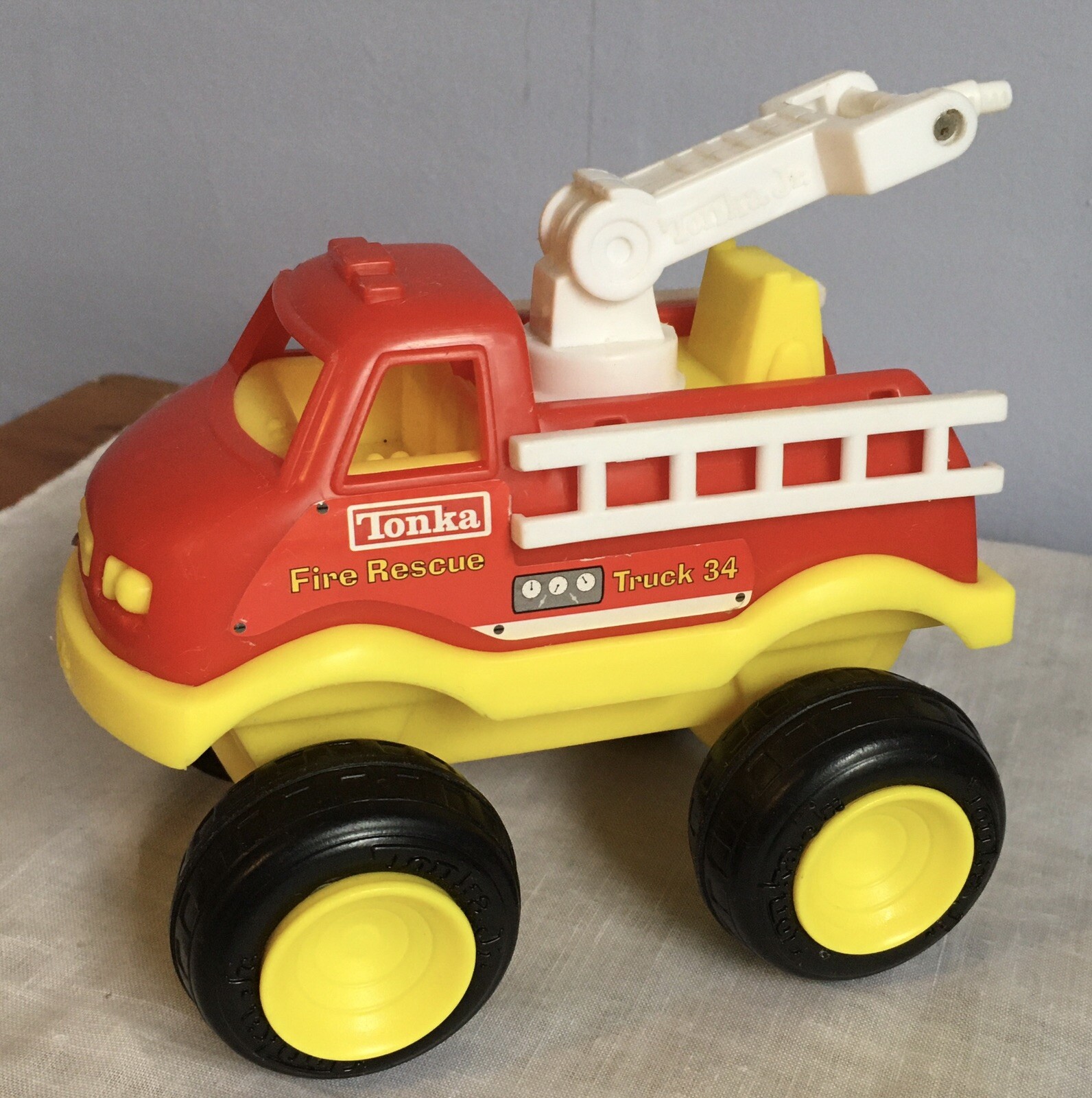 Set Tonka preschool toys, Dump truck, recycling truck, and fire truck