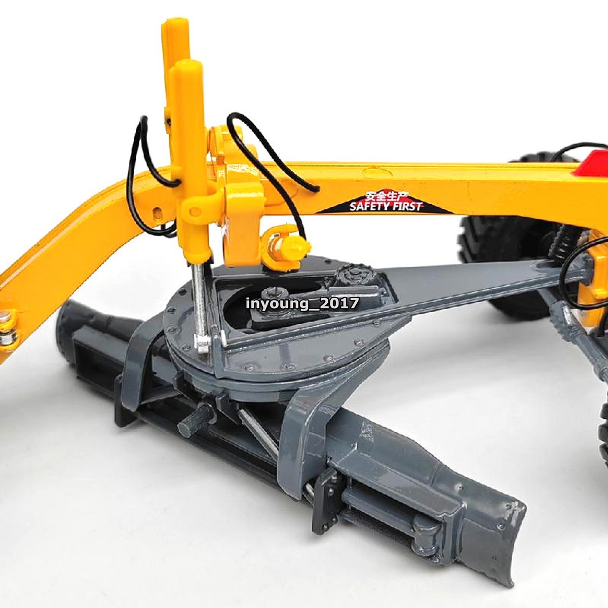1/35 Grader Truck Model Construction Vehicle Diecast Toys for Boys Kids Gifts