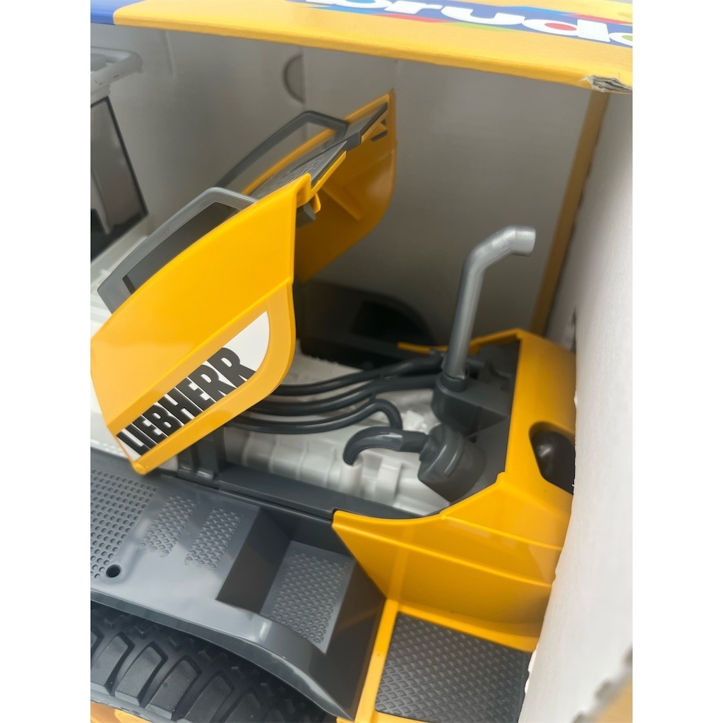 Bruder Liebherr L574 Articulated Wheel Loader Toy Vehicle 1:16 Boxed