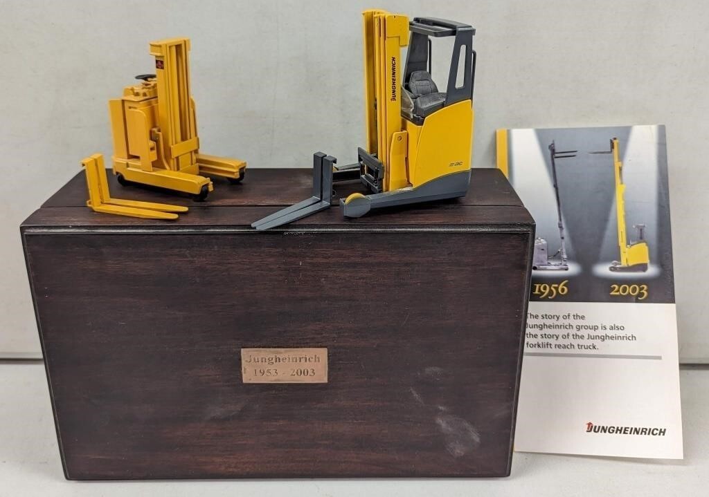 Jungheinrich 50th Bday Fork Lift Reach Truck 1:25 WOOD Presentation BOX Conrad