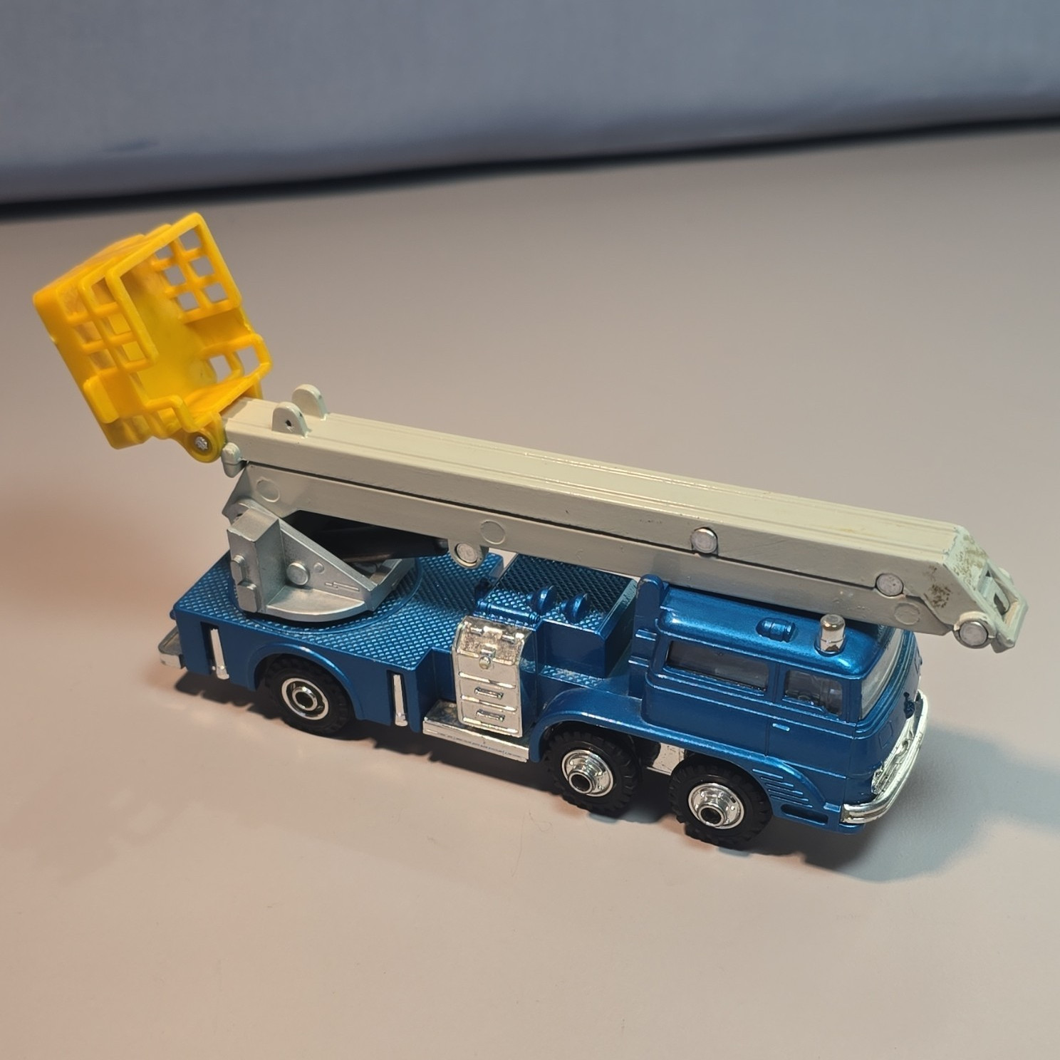 Shinsei Mini Power Ford F-7000 Cherry Picker Crane 1:55 Diecast Japan Blue
