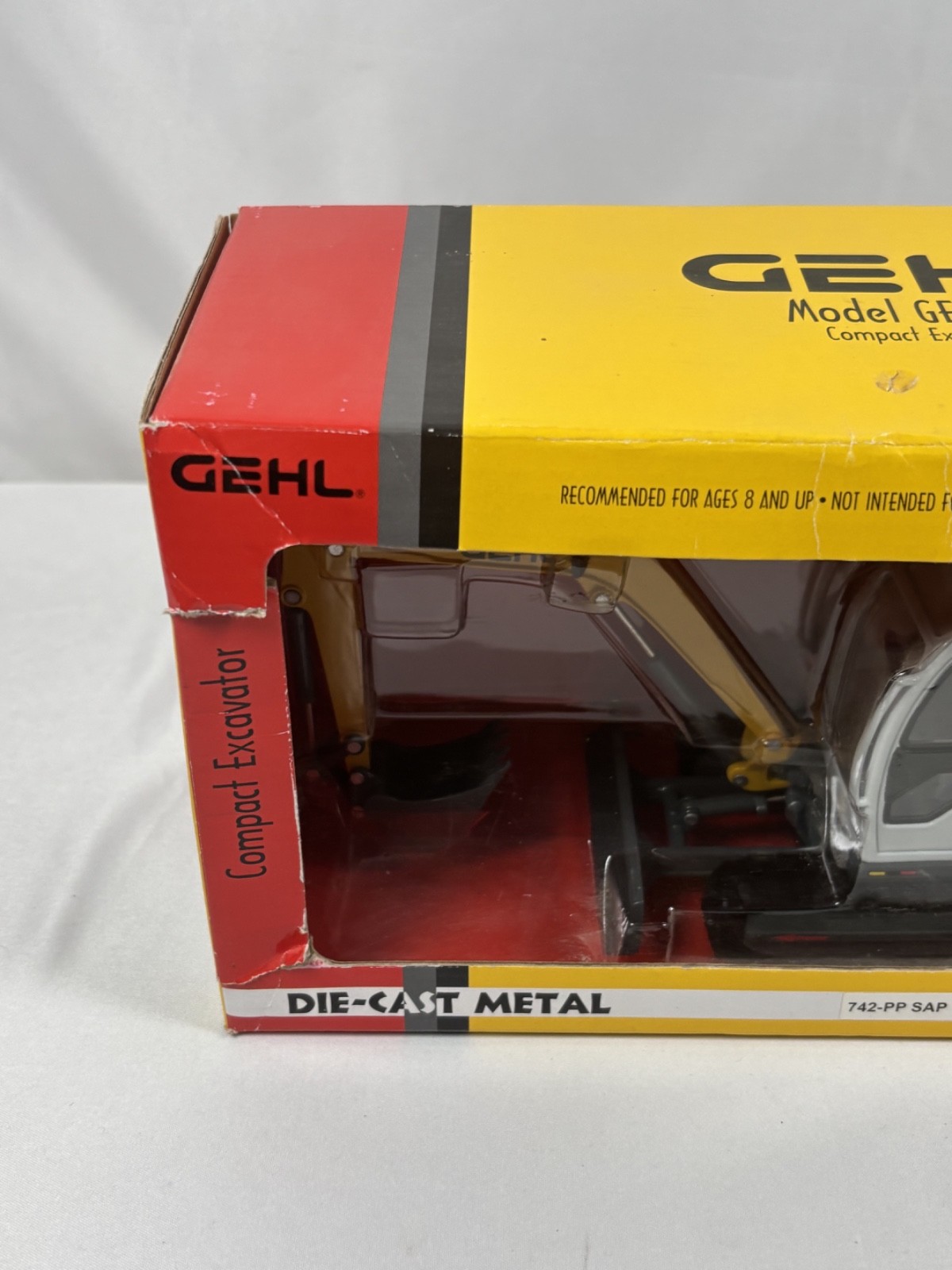 Die-Cast Promotions 1:25 Scale Model of a Gehl GE 602 Compact Excavator in Box