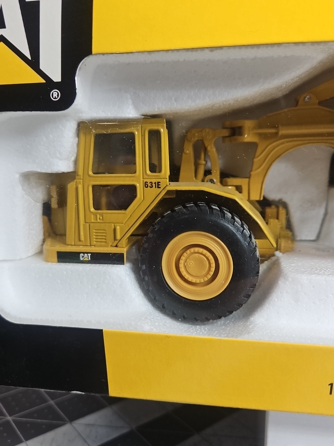 ERTL Caterpillar Cat 631E Wheel Tractor Scraper 1:50 Scale Model #2430 New