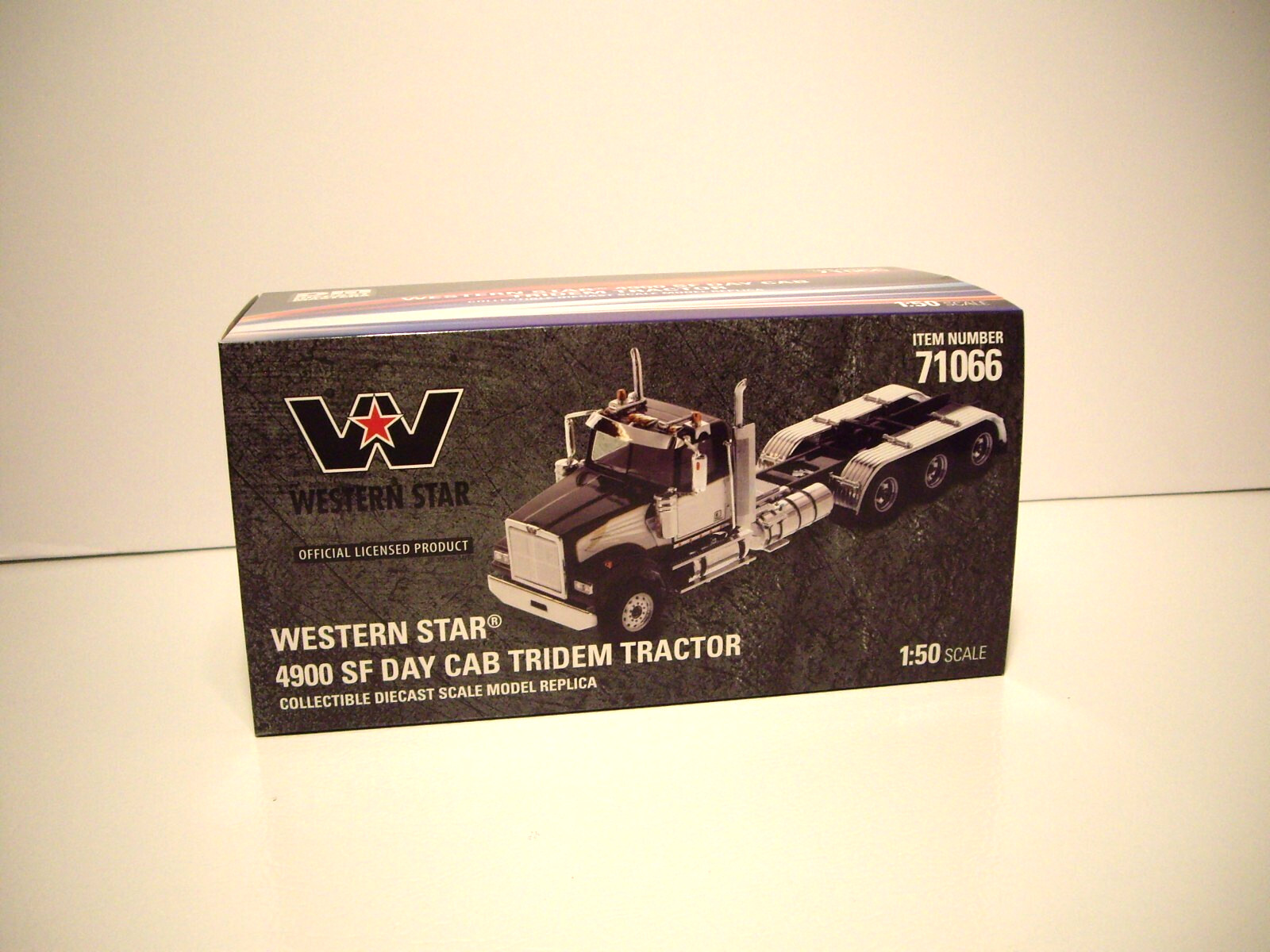 DIECAST MASTER 1/50 BLACK AND WHITE TRI-AXLE WESTERN STAR 4900 SF FIRST GEAR