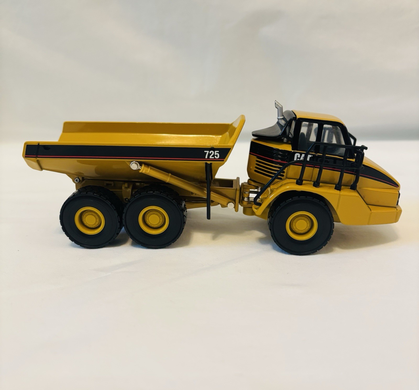 CAT 725 Articulated Dump Truck Diecast Construction Model Yellow/Black