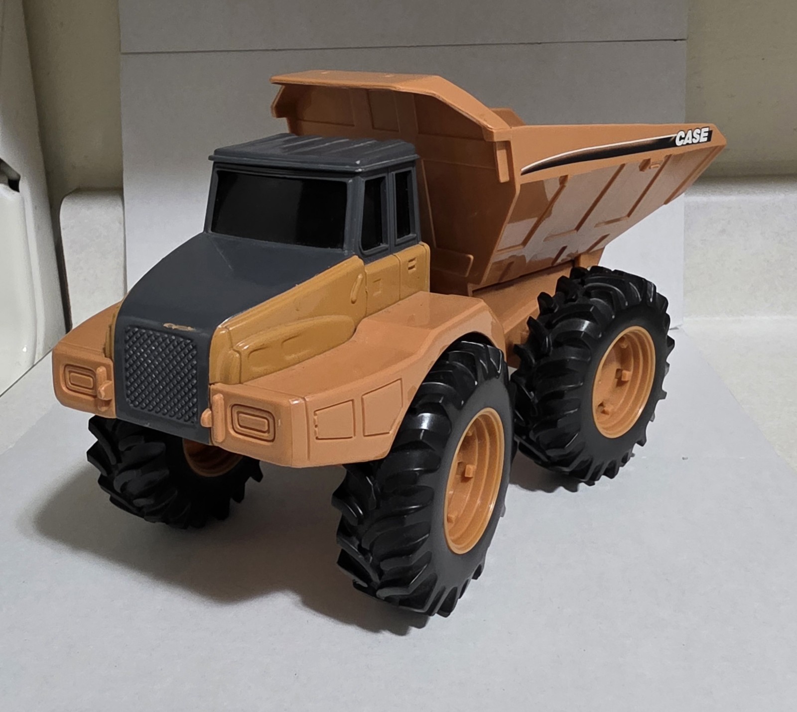 ERTL Case Articulated Dump Truck. No Box. 1196SR00