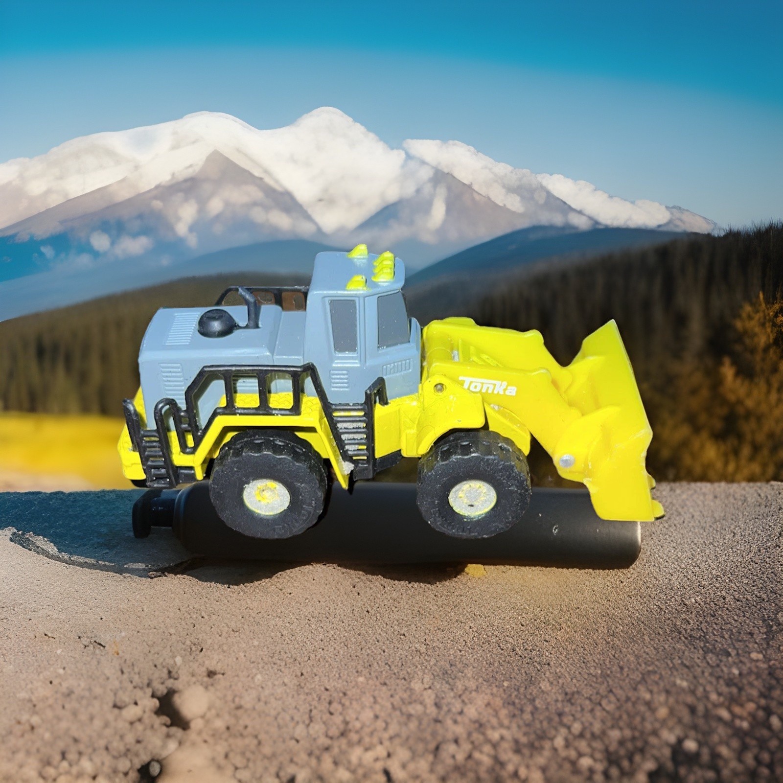 RUGGED & TOUGH 4″ LONG 2012 TONKA EXCAVATOR DIECAST VERY DETAILED AZTEC YELLOW